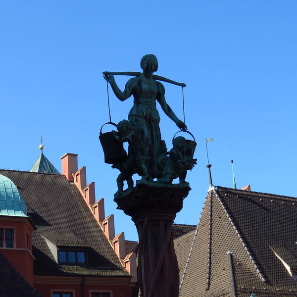 Rau Brunnen auf dem Kartoffelmarkt Freiburg